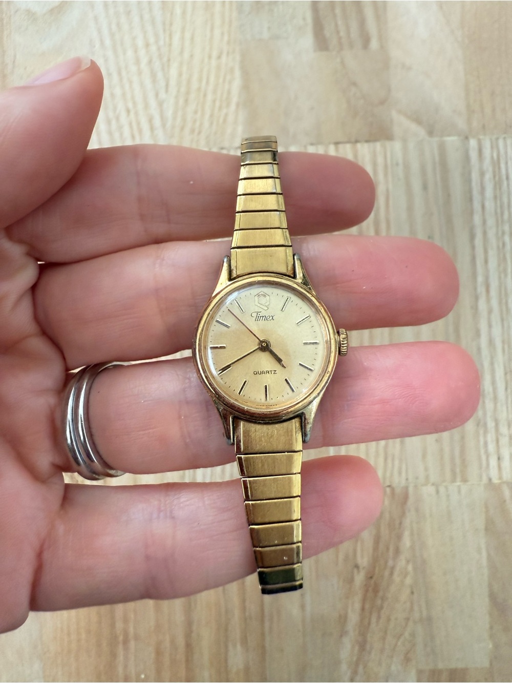 Vintage Timex ladies gold tone expansion bracelet watch NEW BATTERY